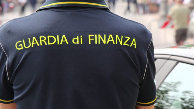 Adidas e altri brand falsi al mercato di Caltagirone: due ambulanti nei guai