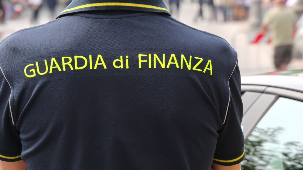 Adidas e altri brand falsi al mercato di Caltagirone: due ambulanti nei guai