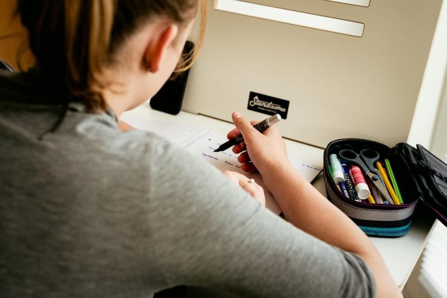Il Codacons denuncia l’eccesso di compiti: “La scuola primaria come luogo di scoperta, non di fatica”