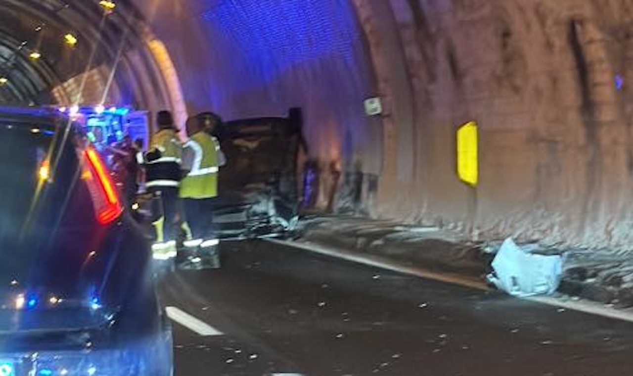 Incidente tra Taormina e Giardini Naxos, auto ribaltata in galleria
