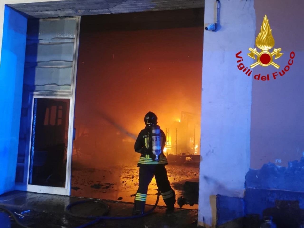 Catania, negozio va a fuoco nella notte
