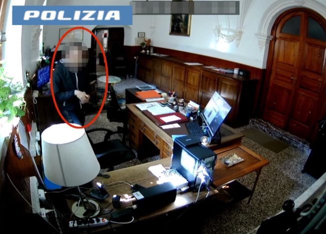 Tenta furto in una chiesa ma il parroco lo sorprende e lo blocca: arrestato catanese