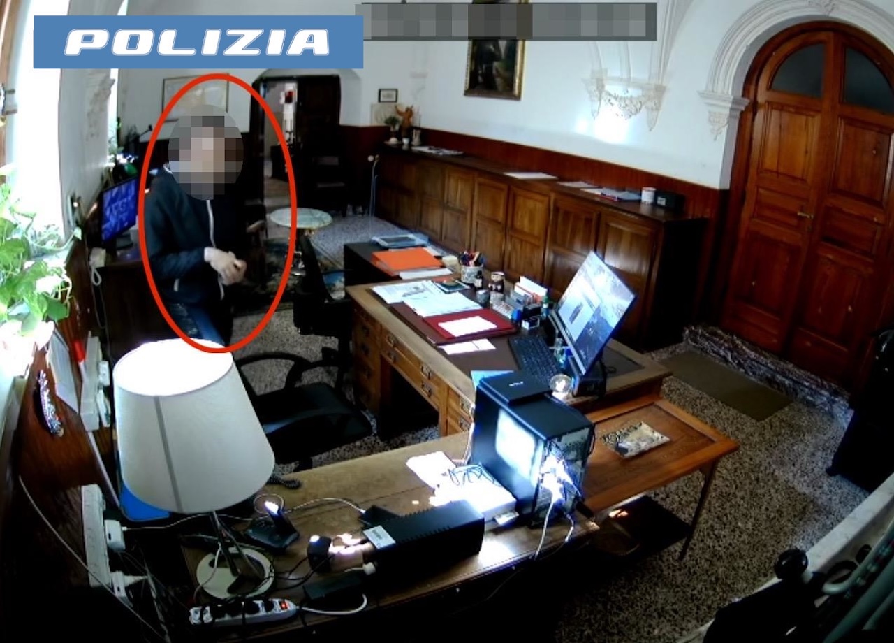 Tenta furto in una chiesa ma il parroco lo sorprende e lo blocca: arrestato catanese