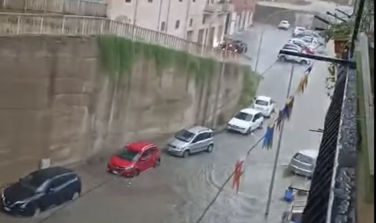 Maltempo in Sicilia: c’è una donna dispersa. Scuole chiuse e strade come fiumi