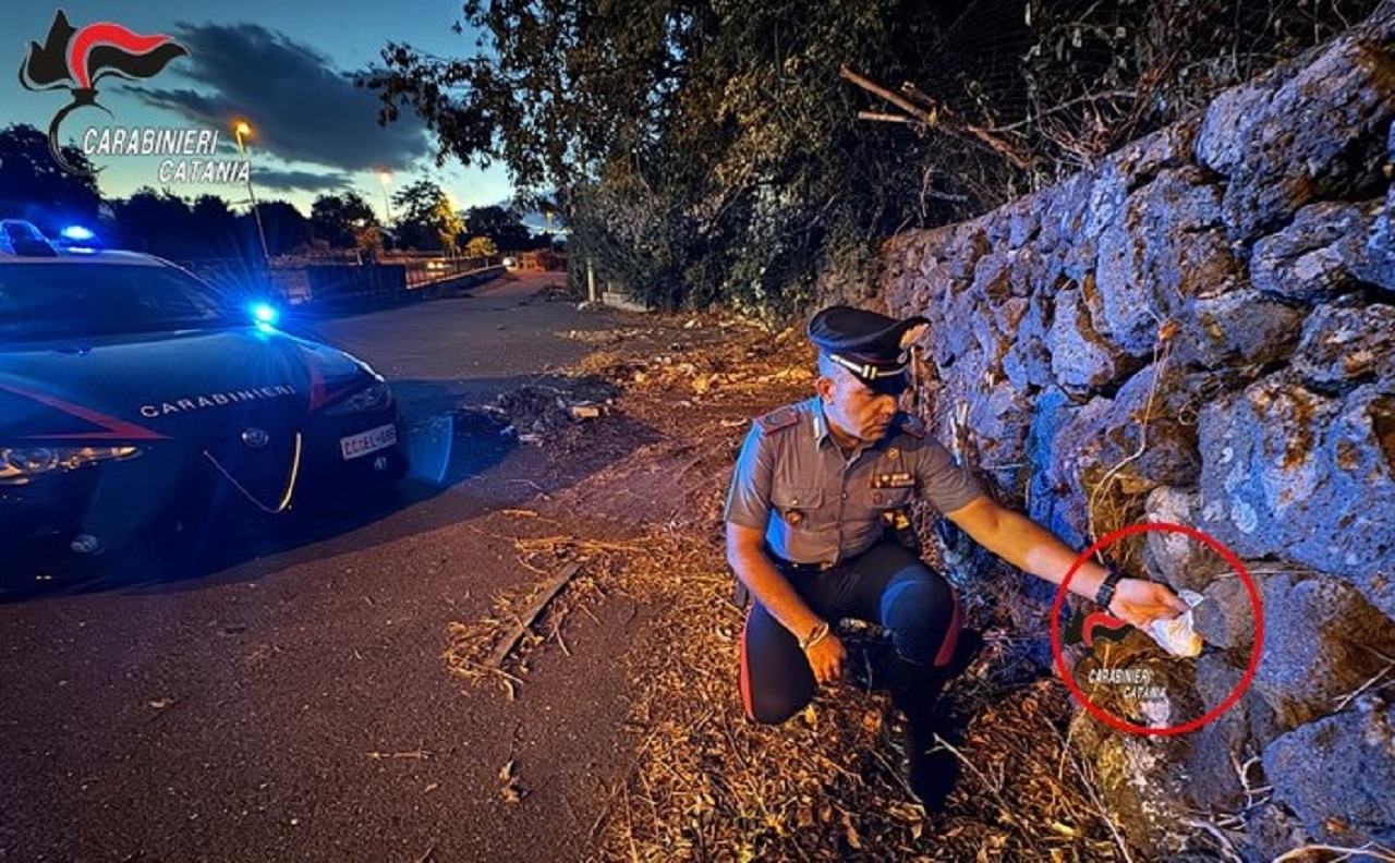 A Mascalucia la droga cresce nei muri: trovati 90 grammi di cocaina in una vecchia parete