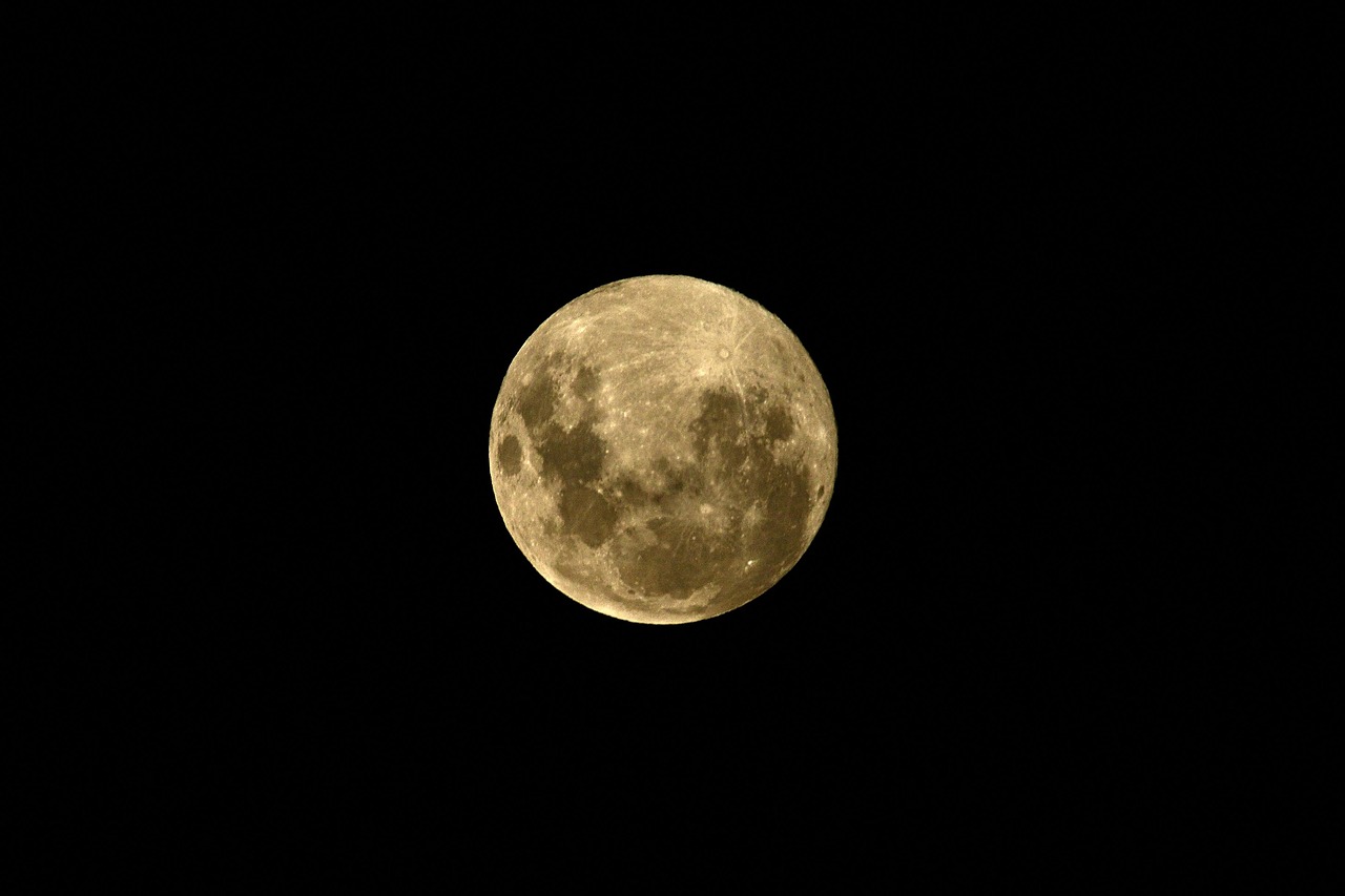 Superluna, oggi la prima del 2025: dove e quando osservare la cosiddetta “Luna del Raccolto”