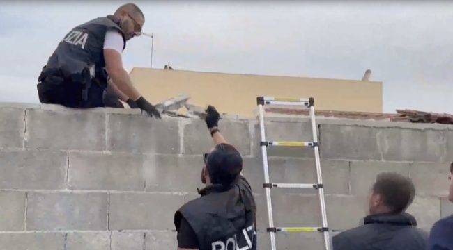 Nel muro di casa una mitragliatrice, pistola con silenziatori e droga: un arresto a Siracusa – VIDEO
