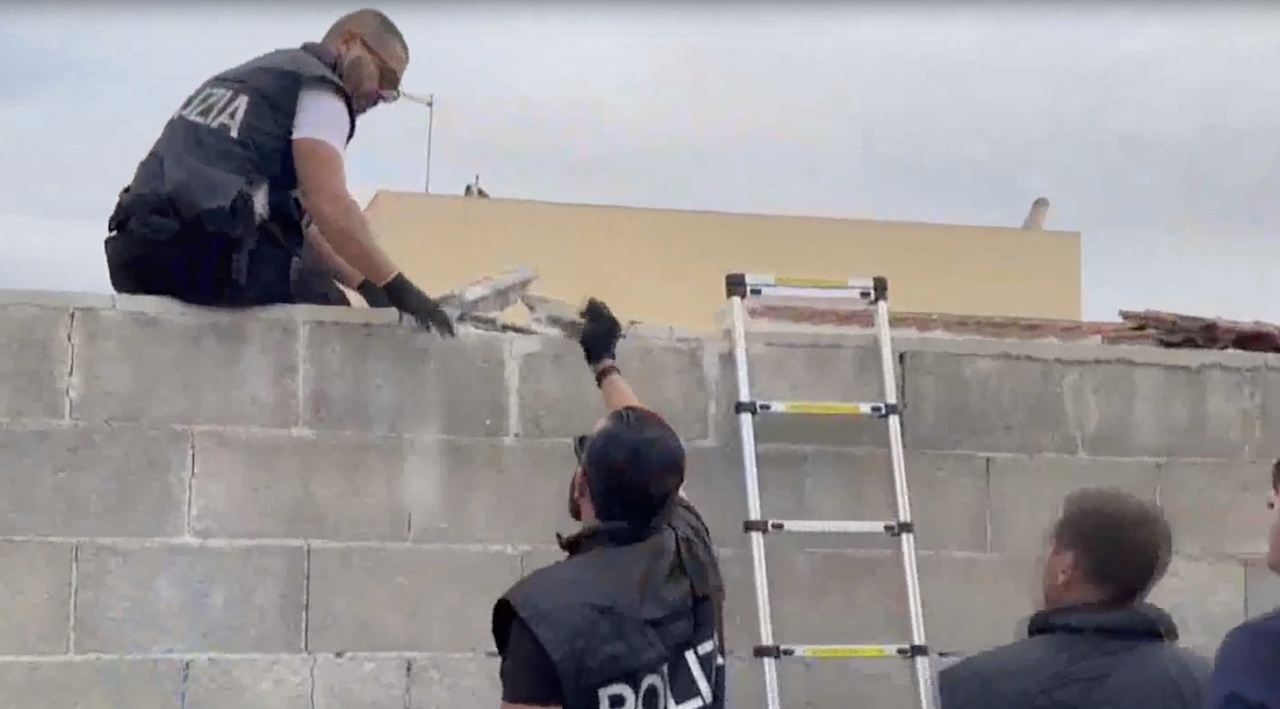 Nel muro di casa una mitragliatrice, pistola con silenziatori e droga: un arresto a Siracusa – VIDEO
