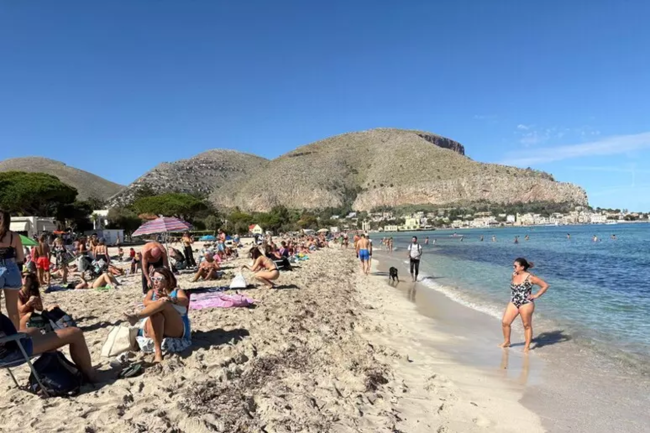 Sicilia, il termometro sfiora i 30 gradi: spiagge affollate come in piena estate
