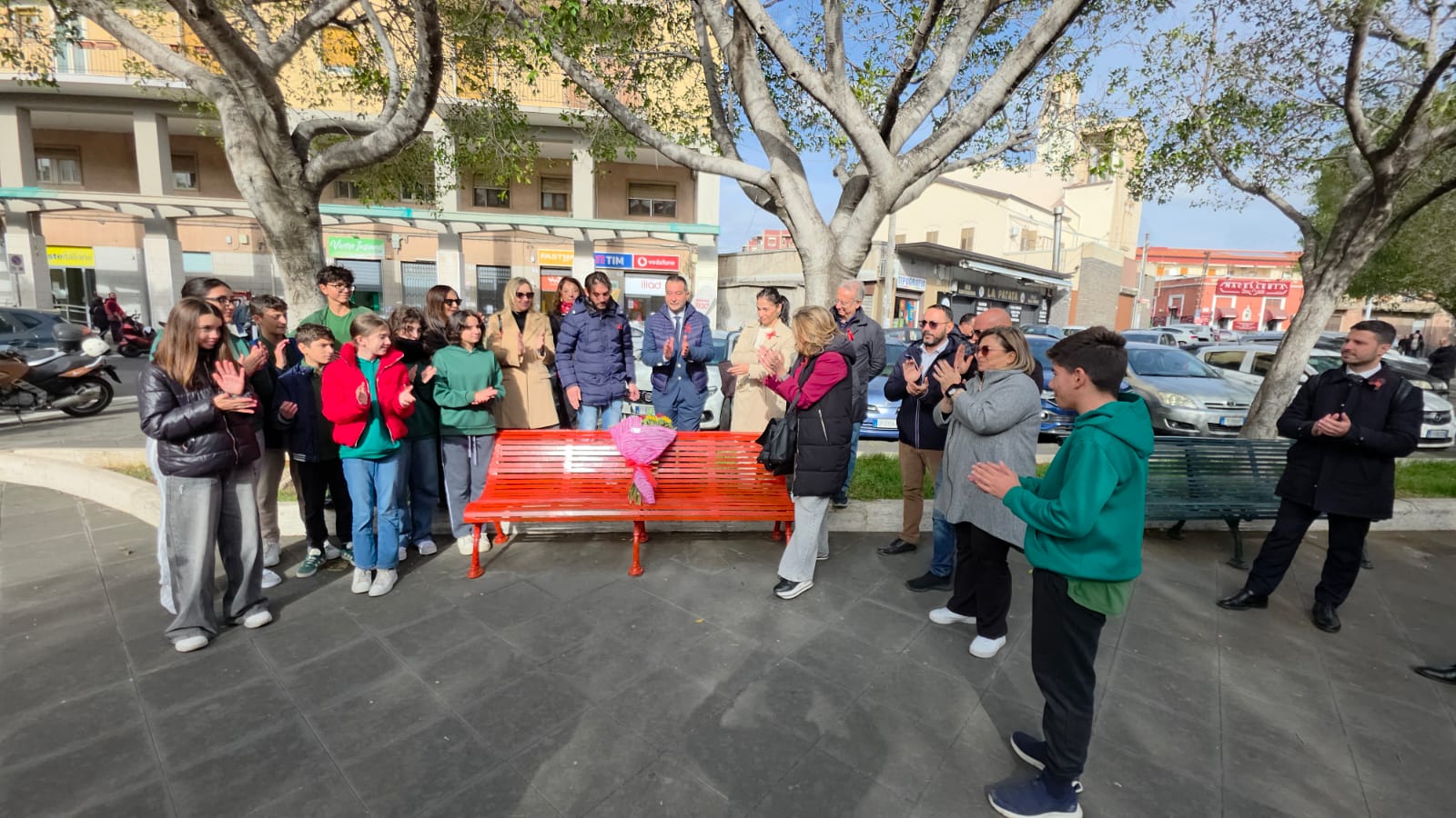 “Rispetta per esistere”, anche il quartiere Barriera ha la sua panchina rossa. “Perché nessuna voce venga più spenta dalla violenza”