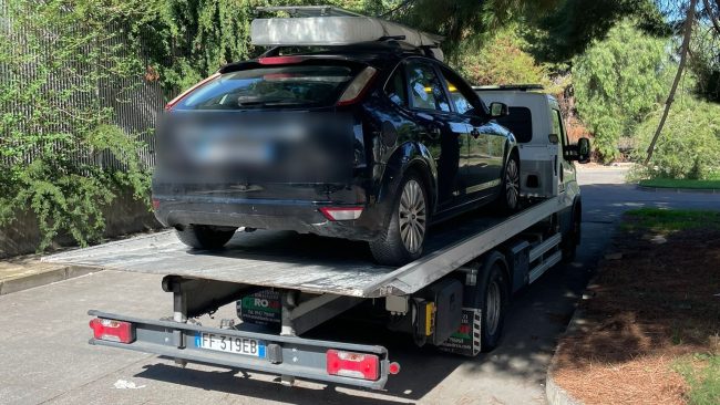 Librino, scarica rifiuti ingombranti in strada: denunciato 55enne