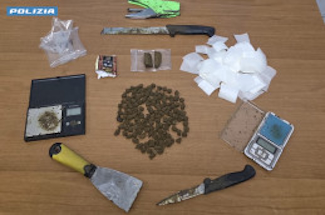 Siracusa, sorpreso mentre confezionava hashish ma era ai domiciliari