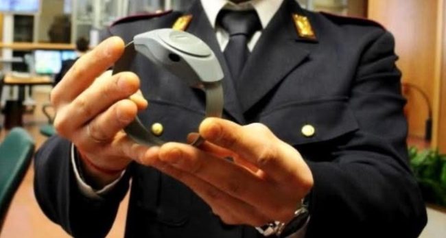 Siracusa: tre denunciati per possesso illegale di armi, divieto di avvicinamento per un uomo