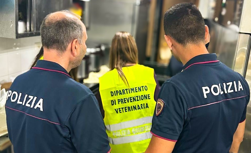 Task force della Polizia di Stato in azione a Catania: irregolarità in un ortofrutta e in un panificio