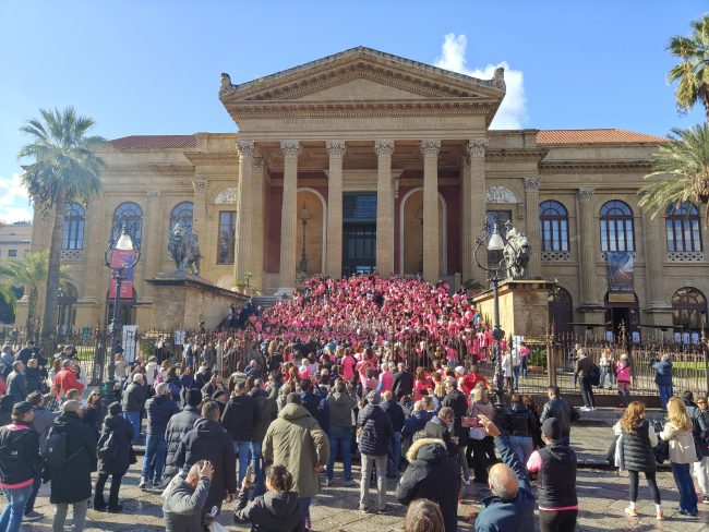 Palermo si colora di rosa: un fiume di persone in marcia contro la violenza sulle donne