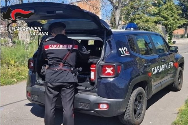 A bordo di una mini car senza patente e con marijuana: arrestato giovane nel Catanese