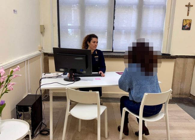 Catania, aggredisce l’ex in strada e le strappa il telefono: 48enne arrestato