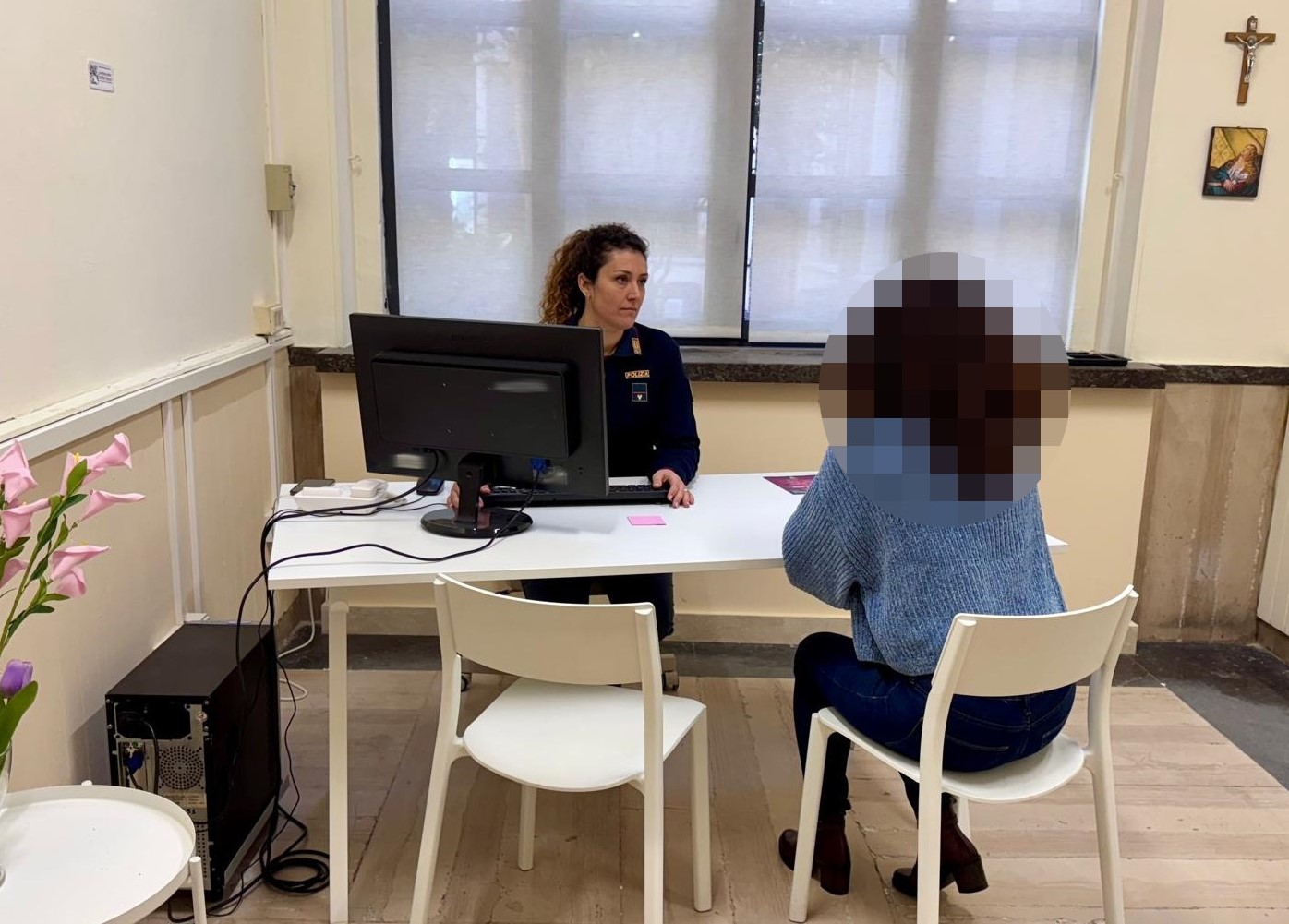 Catania, aggredisce l’ex in strada e le strappa il telefono: 48enne arrestato Catania, aggredisce l’ex in strada e le strappa il telefono: 48enne arrestato