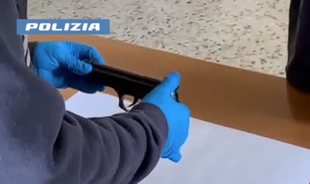 Dà un passaggio a 4 minorenni e si trova una pistola puntata: lo sfortunato autostop a Catania