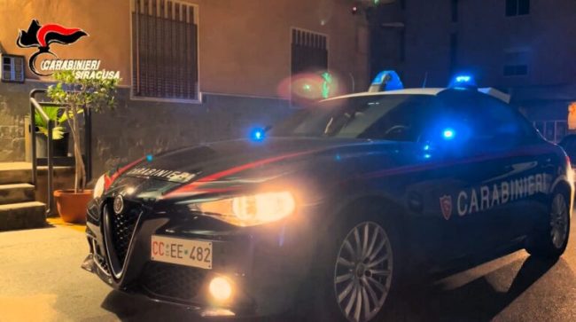 Con la droga in auto sotto il sedile: 24enne scoperto e denunciato a Siracusa