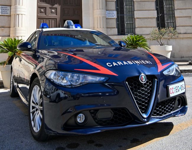Maltratta i familiari e viola il divieto di avvicinamento. Arrestato 28enne ragusano
