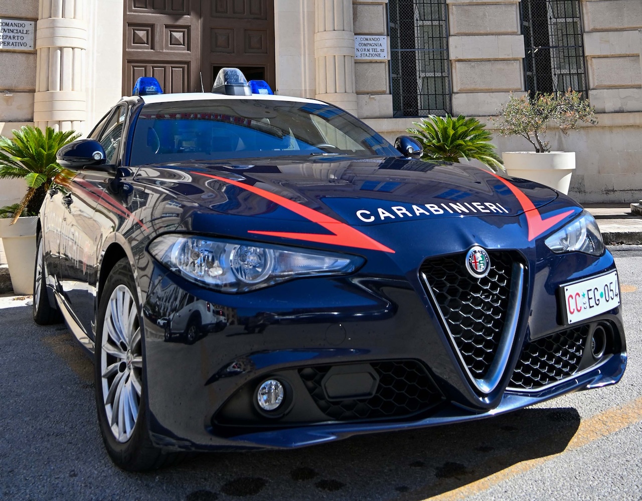 Maltratta i familiari e viola il divieto di avvicinamento. Arrestato 28enne ragusano