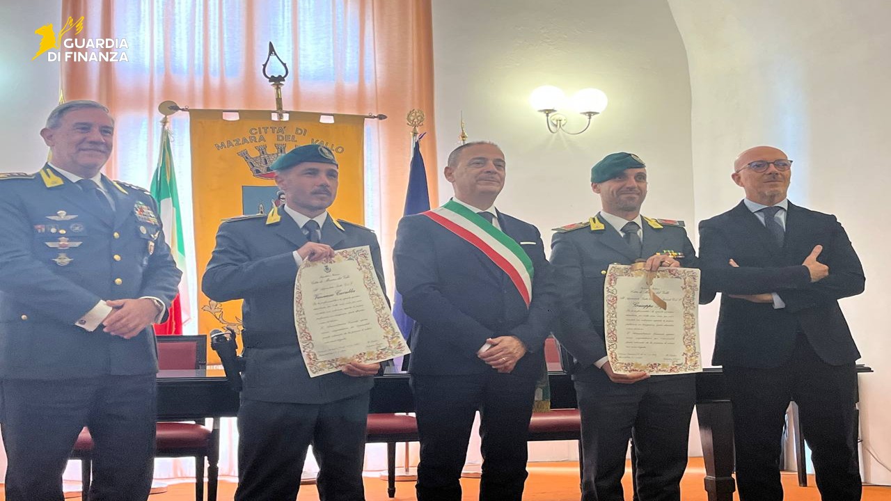 Gela, Baschi Verdi premiati a Mazara del Vallo. Salvarono due minorenni contromano sull’A29: “Evitata una tragedia”