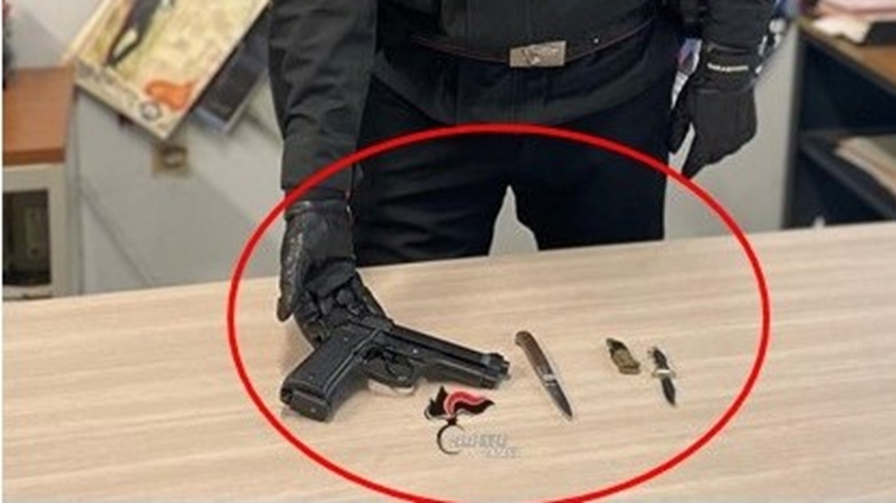 Fermato sulla Catania-Caltagirone: 20enne sorpreso con pistola e coltelli