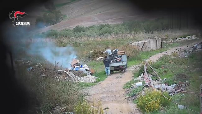 Telecamere nascoste smascherano un sistema illegale di rifiuti: 47 denunciati e due mezzi sequestrati nell’Agrigentino