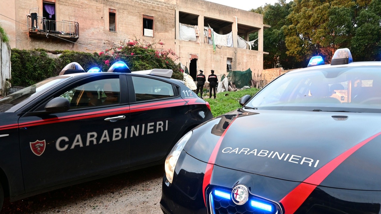 Ribera, controlli contro caporalato: trovati 14 stranieri in un edificio abbandonato Ribera, controlli contro caporalato: trovati 14 stranieri in un edificio abbandonato