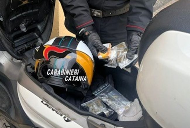 Catania, fermato a San Cristoforo con droga e scooter rubato: denunciato un 35enne