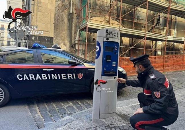 Catania, tentano di scassinare un parcometro: arrestata banda di tre uomini