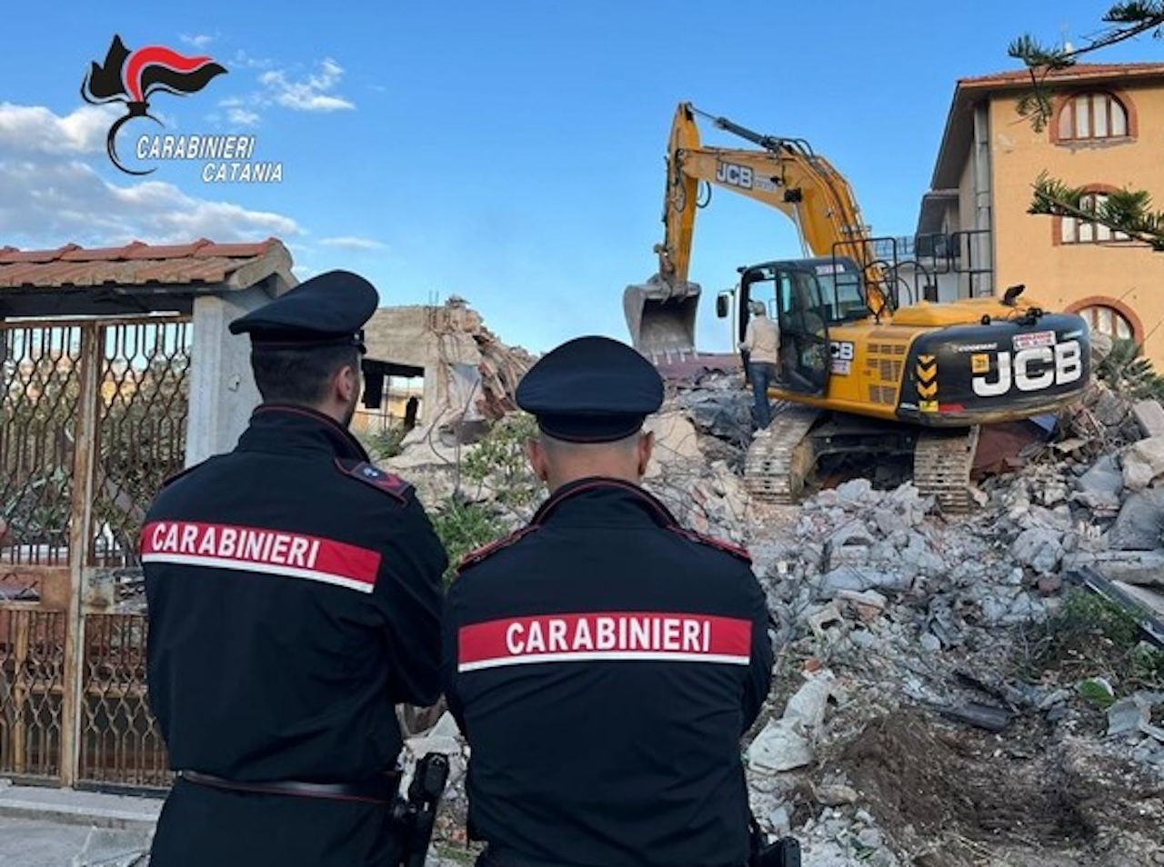 Catania, demolita una struttura su due piani abusiva