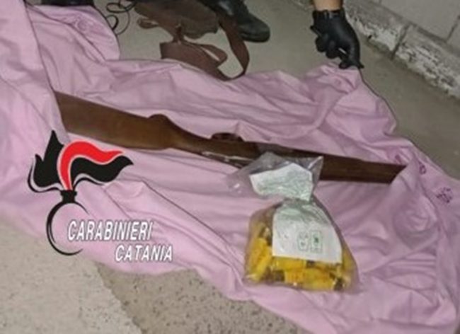 Giarre, armi e droga in due cortili: denunciata una donna