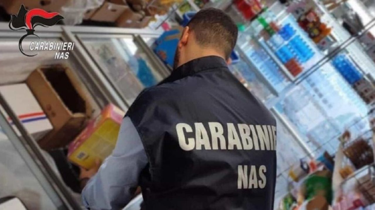 Catania, NAS sequestrano 400 kg di farina infestata in due supermercati: uno chiuso per gravi carenze igieniche
