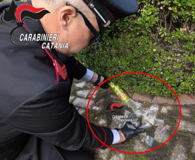 Acireale, nasconde la droga nel tubo delle patatine: in manette baby-pusher