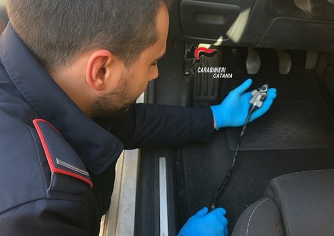 Biancavilla, due minorenni trovati con un manganello artigianale in auto: denunciati