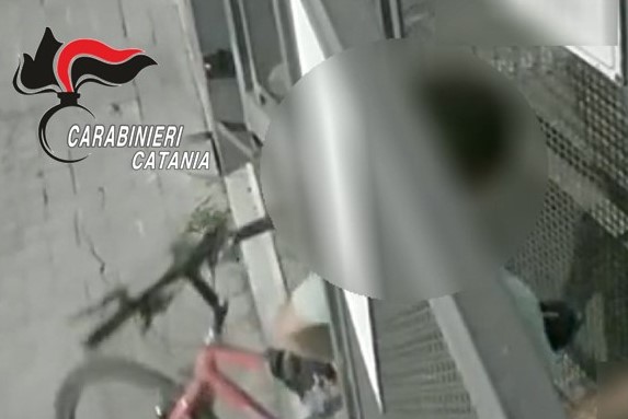 Catania, ruba una bici sotto gli occhi della telecamera: incastrato in video e denunciato dai carabinieri