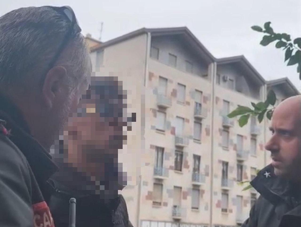 Catania, 21enne tenta di lanciarsi dal balcone di un B&B: Carabinieri lo salvano in extremis