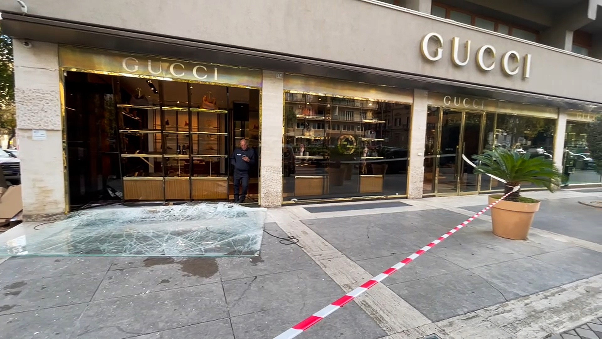 Palermo, furto con spaccata da Gucci in via Libertà: rubata merce dal valore di 40mila euro – VIDEO