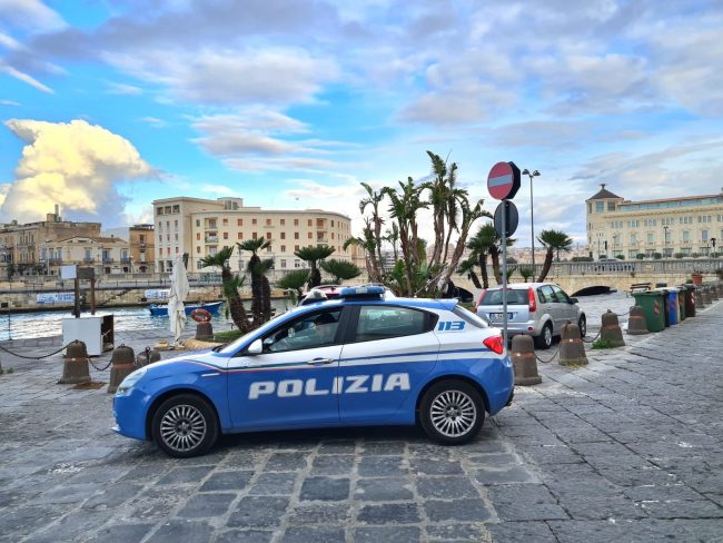Droga e arnesi atti allo scasso: scattano i controlli della polizia a Siracusa