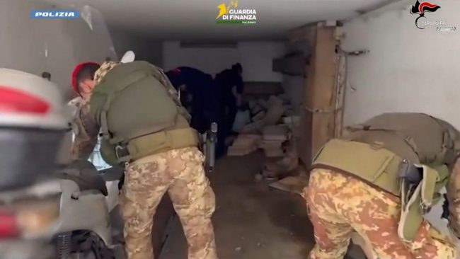 Palermo, nuova maxi operazione allo Zen: arresti per droga, armi artigianali e furti di energia