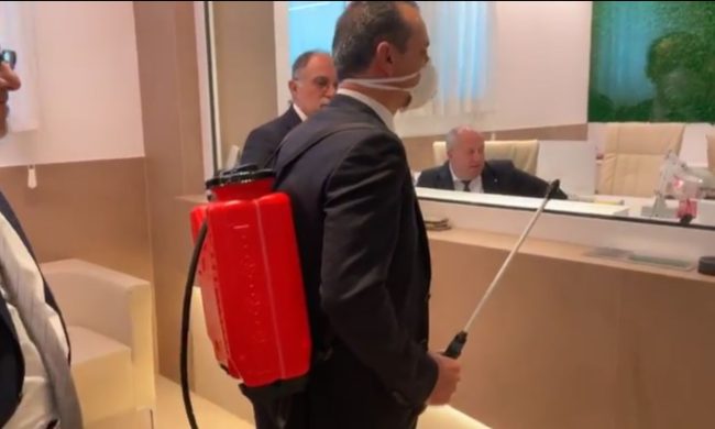 De Luca regala un pompa diserbante a Schifani: “Per disinfettare la Regione”