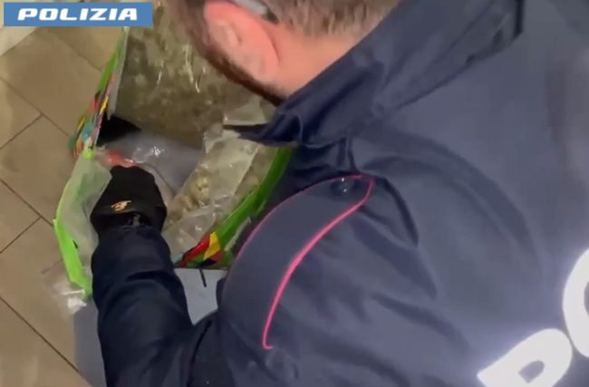 Controlli nel quartiere San Cristoforo di Catania: 23enne trovato con la droga nell’armadio – VIDEO
