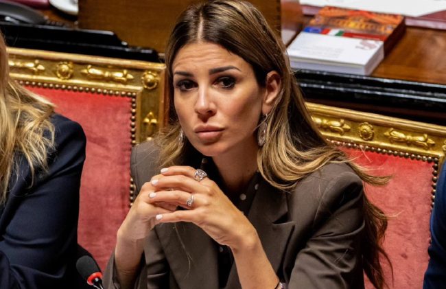 Il sottosegretario Matilde Siracusano denuncia gli insulti sessisti ricevuti sui social