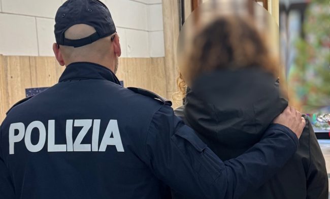 Tenta di sfondare la porta per controllare che l’ex sia sola in casa: arrestato a Catania per atti persecutori