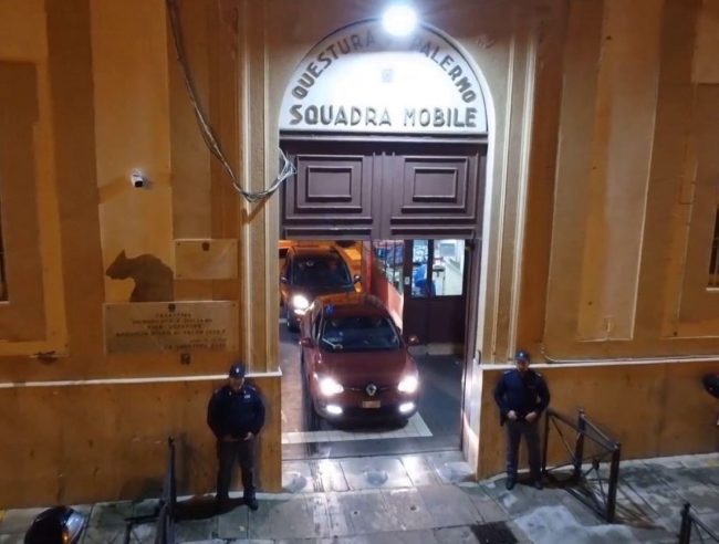 Palermo, furti con “spaccata” e tentata estorsione: arrestato 16enne