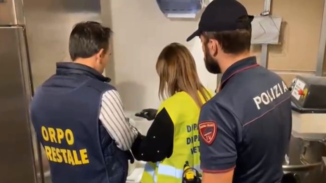 Topi, blatte e lavoratori in nero: chiuso ristorante del centro a Catania