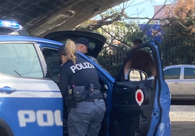 Rompe il finestrino per rubare gli oggetti lasciati dentro: sorpreso a Catania