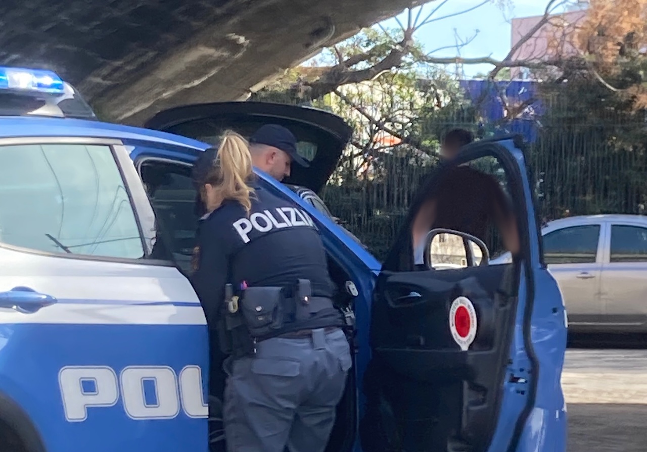 Rompe il finestrino per rubare gli oggetti lasciati dentro: sorpreso a Catania